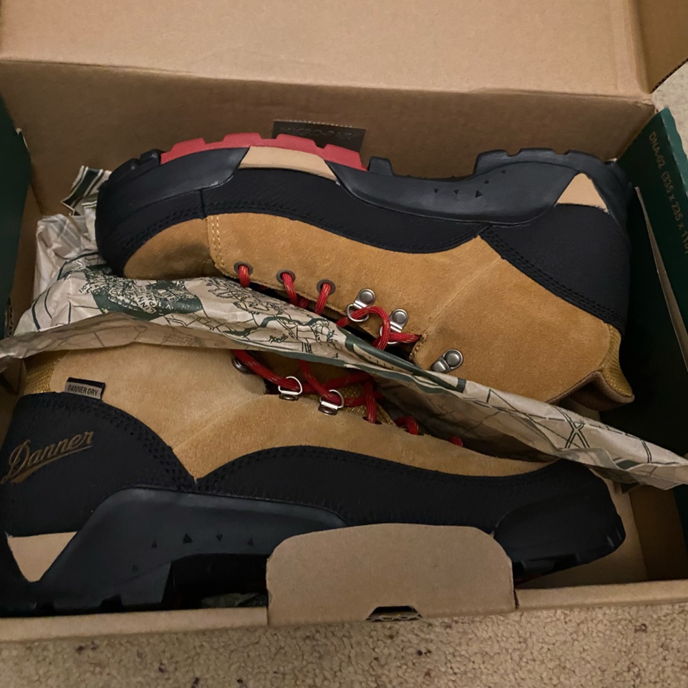 Men’s size 9 Danner ankle hiking boots NIB